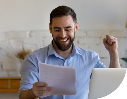 Profesional revisando su solicitud de crédito aprobada