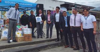 Profesional revisando su solicitud de crédito aprobada